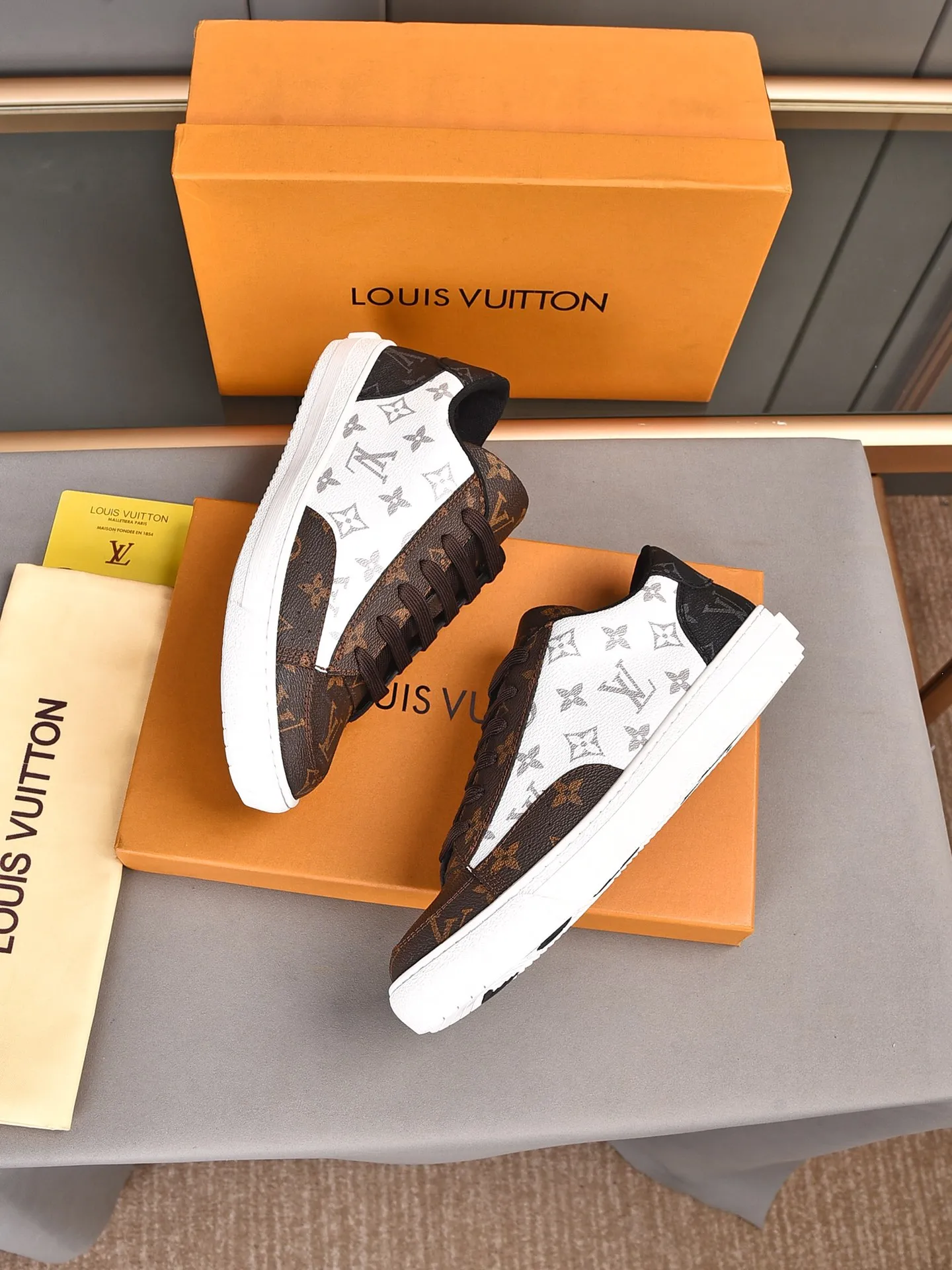 💰💰💰P420 [LV's latest model] New casual Korean-style men's shoes, new autumn and winter design, perfect workmanship, cabinet quality, upper PVC material, breathable mesh lining; soft and comfortable, original rubber outsole super light Wear-resistant, simple, versatile fashion men's shoes, bright colors Two colors available Size 38--44 (45 46 customized)